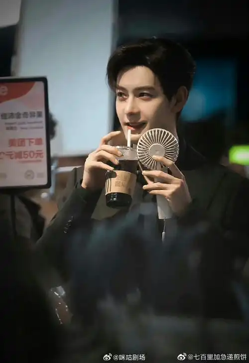 身高 浓颜系的长相 黑西装的穿搭,@陈星旭--chen先生就是妥妥的现代文