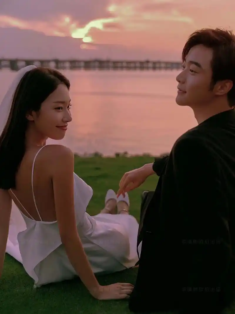 情侣写真婚纱照夕阳