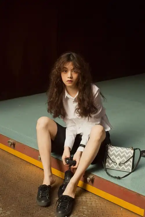 演员春夏曝街头写真 清凉画风尽显俏皮灵动