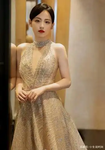 张嘉倪是内地当红的女明星,曾凭借琼瑶剧《又见一帘幽梦》开始走红.