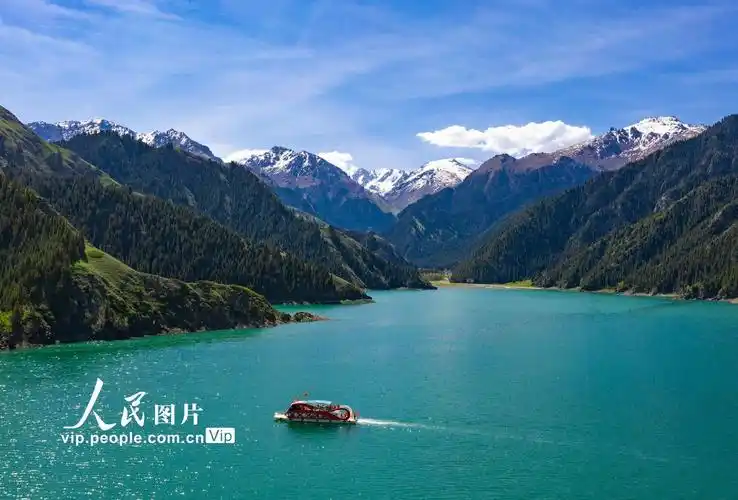 首页>>正文2023年6月8日,游客在新疆昌吉回族自治州天山天池风景区