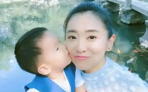 回顾春妮坚持丁克17年二婚嫁给刚强后41岁得子全家乐开怀