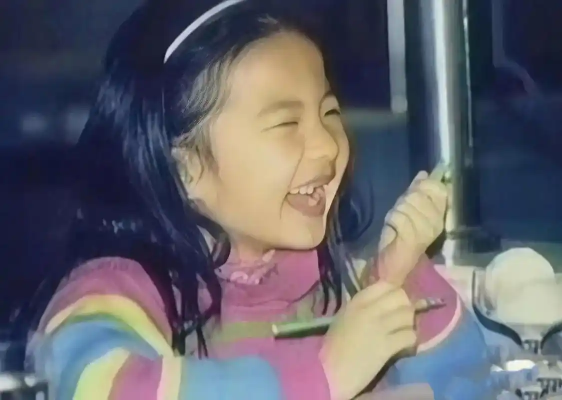 我要被这两张照片逗笑了:小时候的刘亦菲,正是掉牙的小年纪,这童真