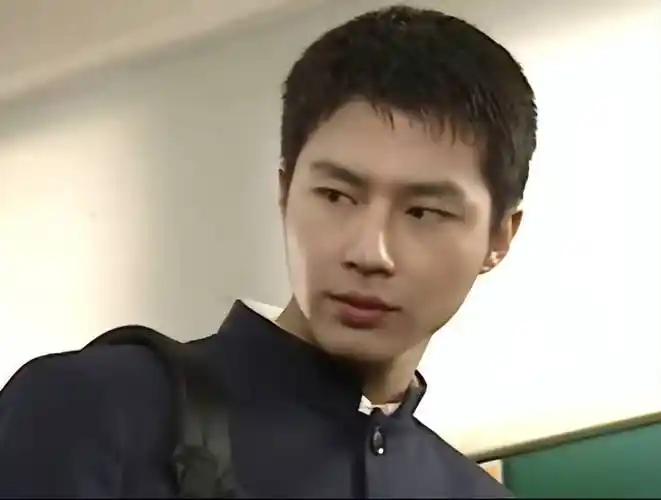 赵寅成的第一部影视作品是1999年播出的电视剧《jump》,刚出道的他