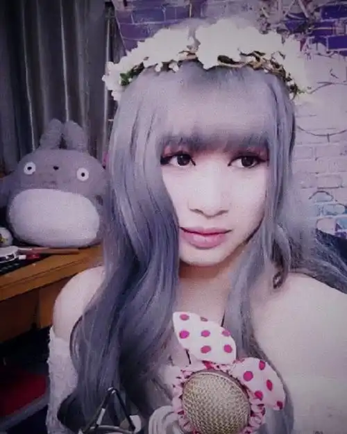 网络主播"男扮女装"造型奇葩各异:白娘子,美少女,小妖精,大长脸