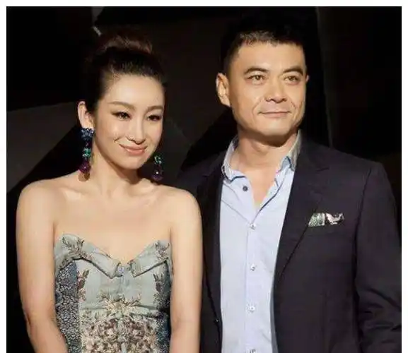 王新军娶小7岁的秦海璐,前妻为养活儿子复出,今51 岁生活惬意_唐静