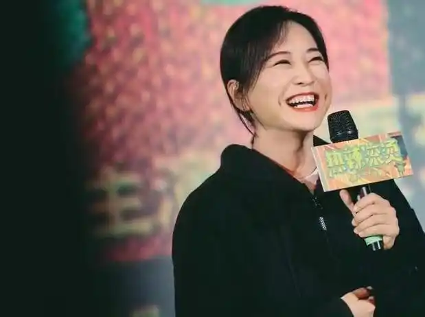 贾玲被网暴后首现身半披发夹克造型好a素颜生图美上热搜