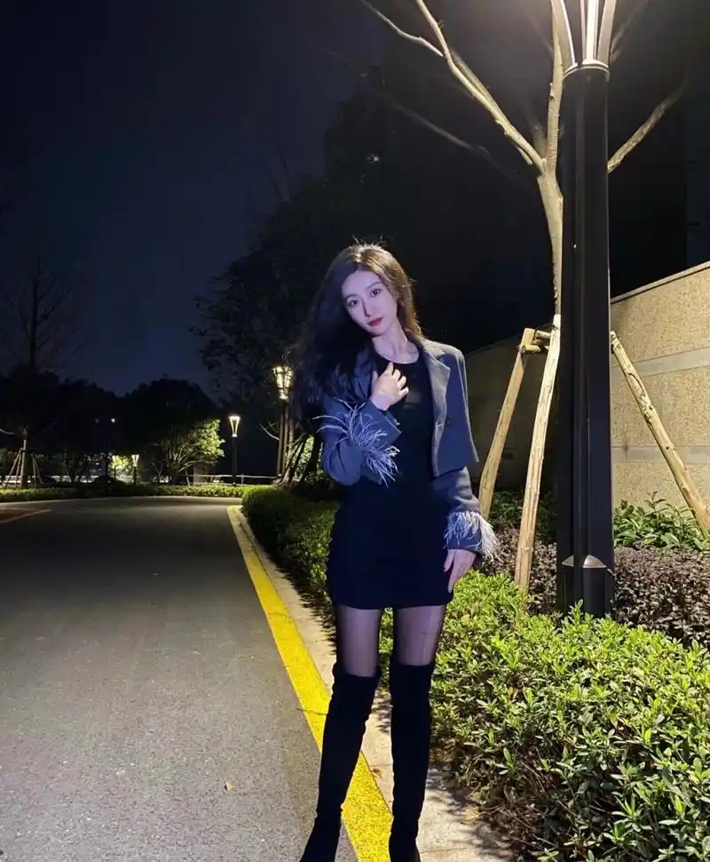 长靴配黑丝,第一次这么搭,太绝了05 过膝靴太显瘦了  我微胖但是穿