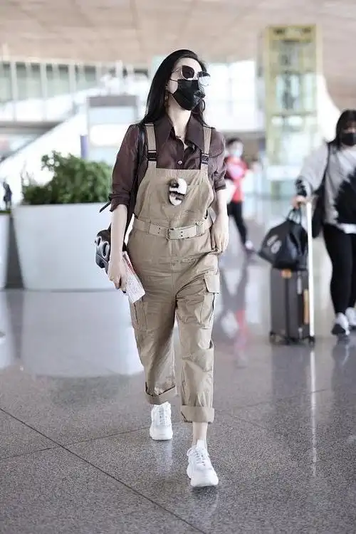 范冰冰看完秀回国穿吊带走机场被拍臂膀腰圆一股浓浓的大妈味