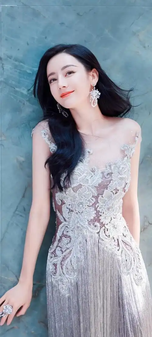 迪丽热巴,这位来自新疆的美丽女子,如同璀璨星辰般闪耀在娱乐圈的广阔