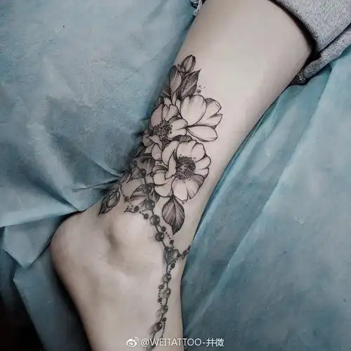 小腿黑灰花儿脚链纹身图案