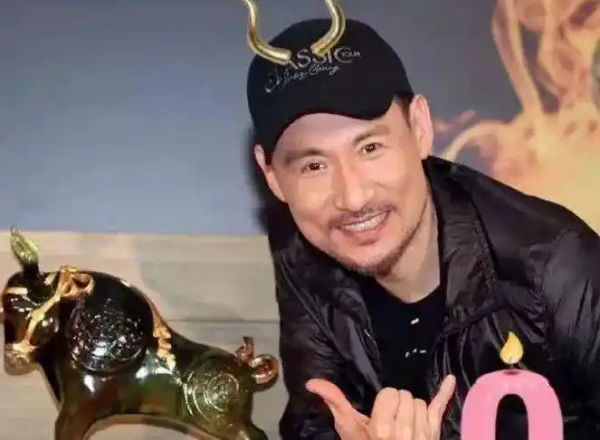 原创60岁张学友近况曝光逃犯克星宠妻狂魔一代歌神竟是这样的人