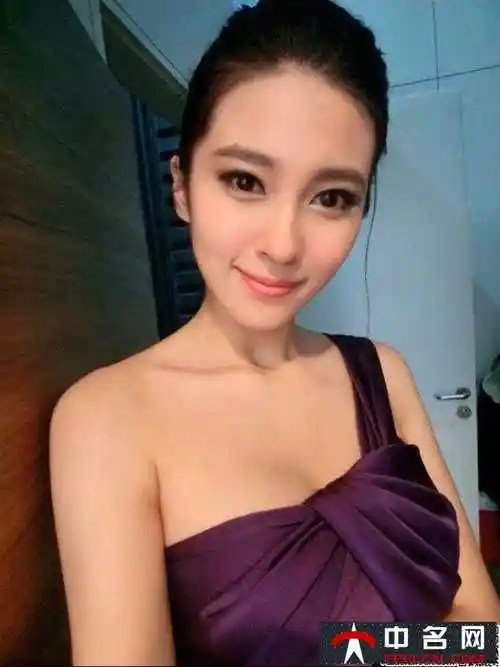 刘晓宇女友钟鹿纯照片曝光90后车模身材火辣图