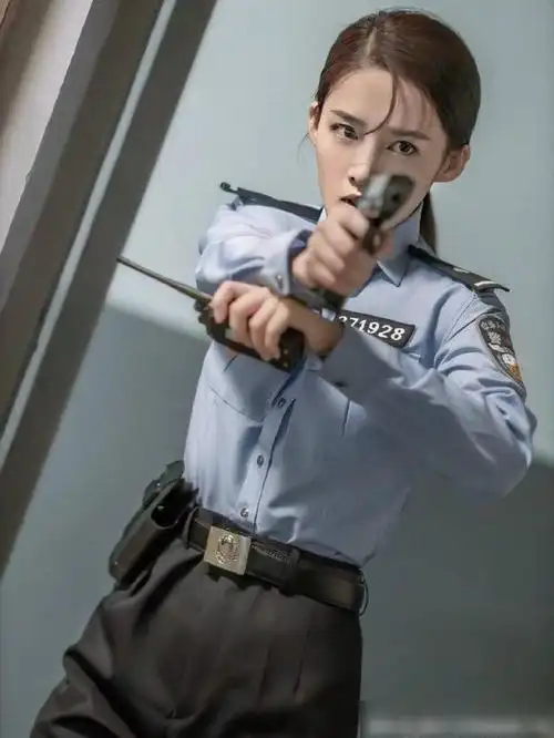 李沁警服style表演期间双眼泛红手臂颤抖又酷又飒简直a到不行