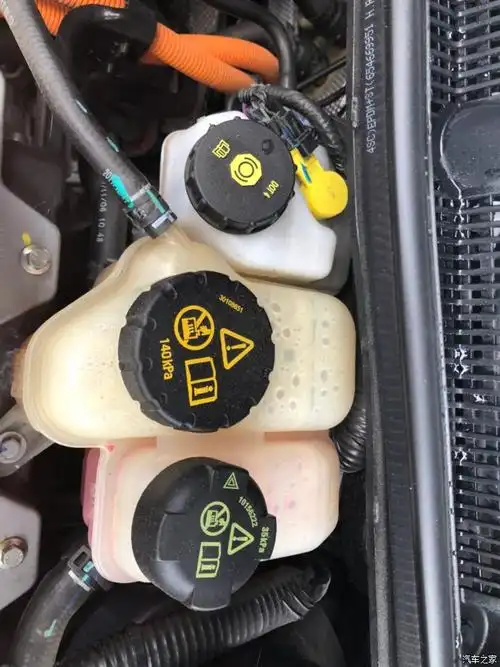 请问中间那个壶里是防冻液吗