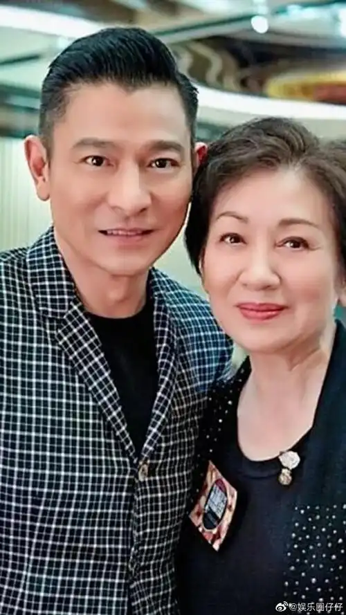 刘德华现身女儿学校观看演出