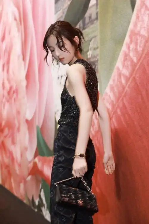 张子枫亮片造型写真释出 尽显慵懒风__财经头条