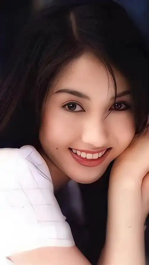 黎姿梨涡浅笑摇曳生姿年轻时的她美貌惊人