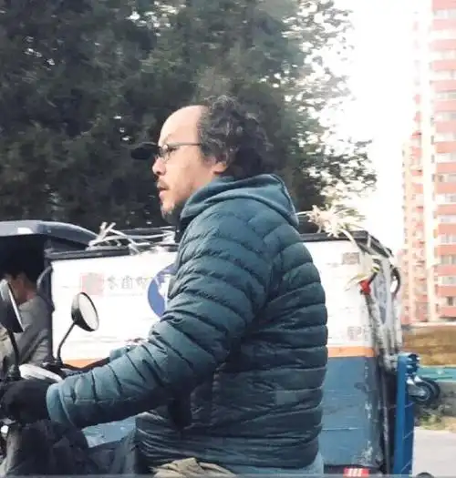 50岁窦唯近照曝光衣着朴素骑电动车出行发际线后移到头顶