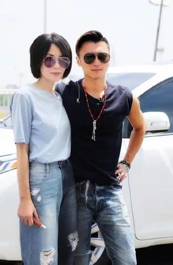 谢霆锋被曝与王菲手拉手跨国约饭,粉丝称天后见人就跑