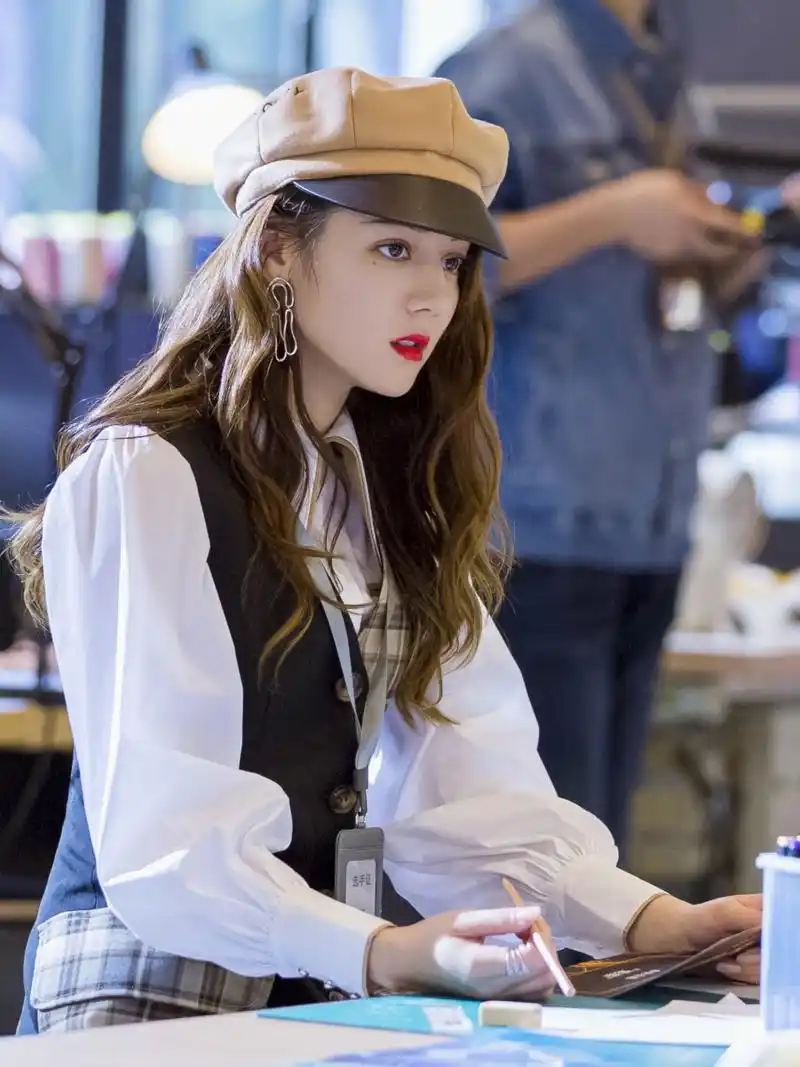 迪丽热巴周放# 周放不愧是搞服装设计的,简直就是教科书级别的穿搭