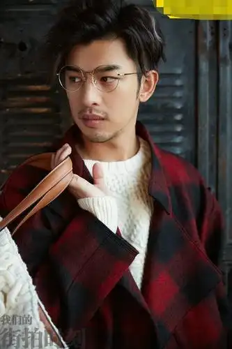 陈柏霖冬季文艺写真曝光 暖心王子遇见童话故事