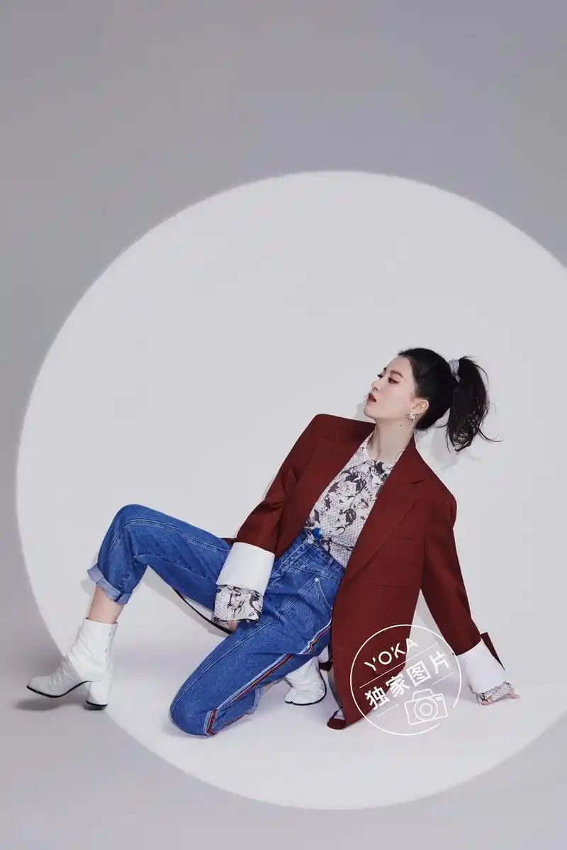 李嘉格演绎"红"妆 可御姐可少女!