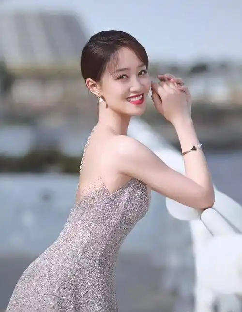 "浣碧"蓝盈莹爆近照,深v大开秀事业线,一字锁骨过于抢镜_妈妈_视频