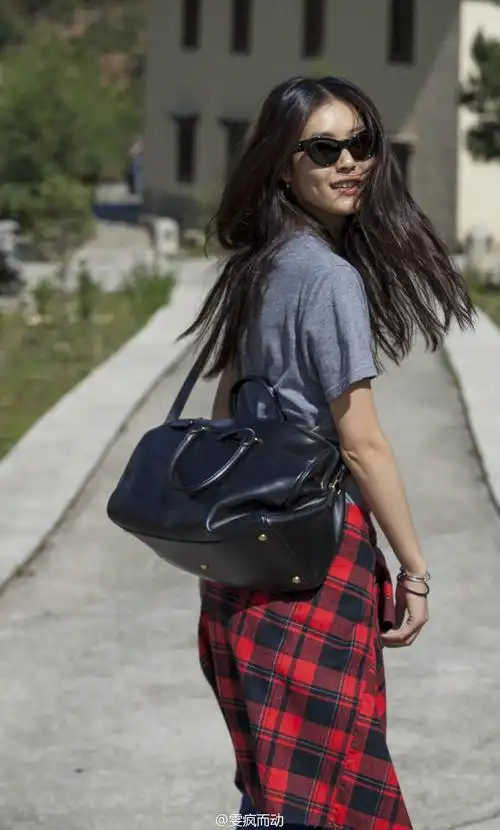 潮范十足的超模刘雯街拍第二发