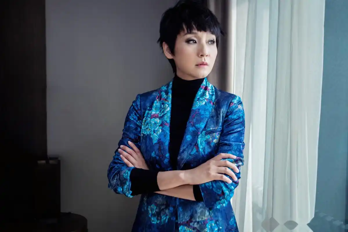 孔琳——             冬日写真      率性短发干练清爽 黑丝绒