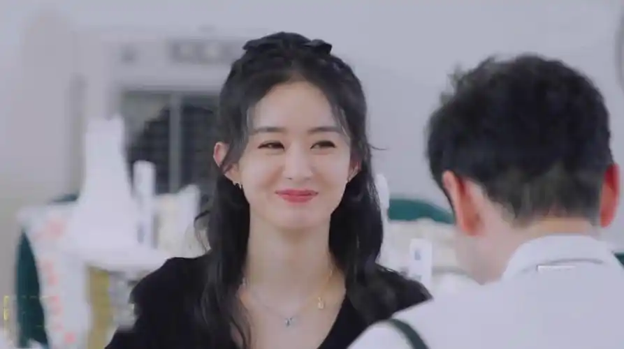 旁边的李雪则调侃因为赵丽颖没帮你们刷碗,引得一片大笑,黄晓明则接话