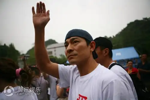 组图:明星慰问团进灾区 刘德华行军礼致敬官兵