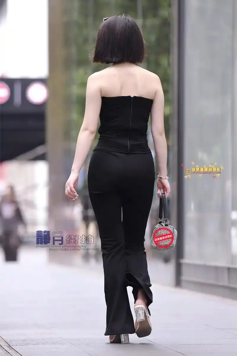 街拍抹胸装短发姐姐,这背影你打多少分呢?#街拍 #街拍美女  - 抖音