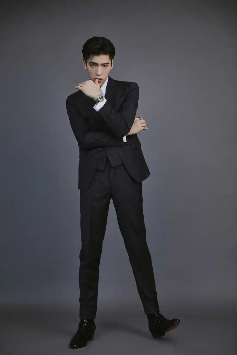 王子异复古西装, 黑色条纹西装搭配利落背头,bro今天是复古优雅的绅士