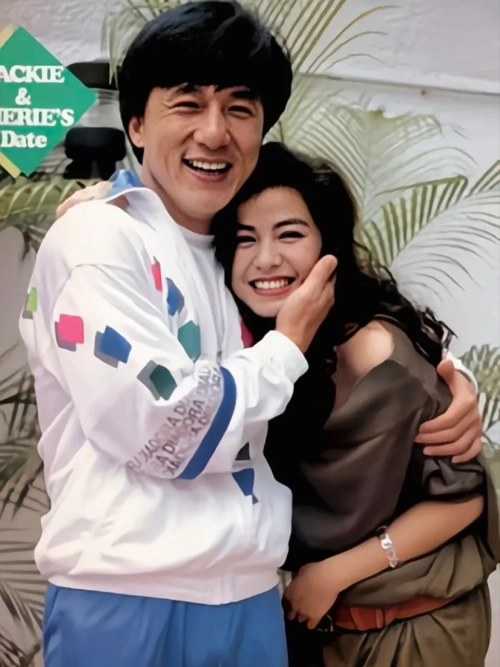 1982年,成龙和林凤娇隐婚生子,第二年,他又喜欢上钟楚红