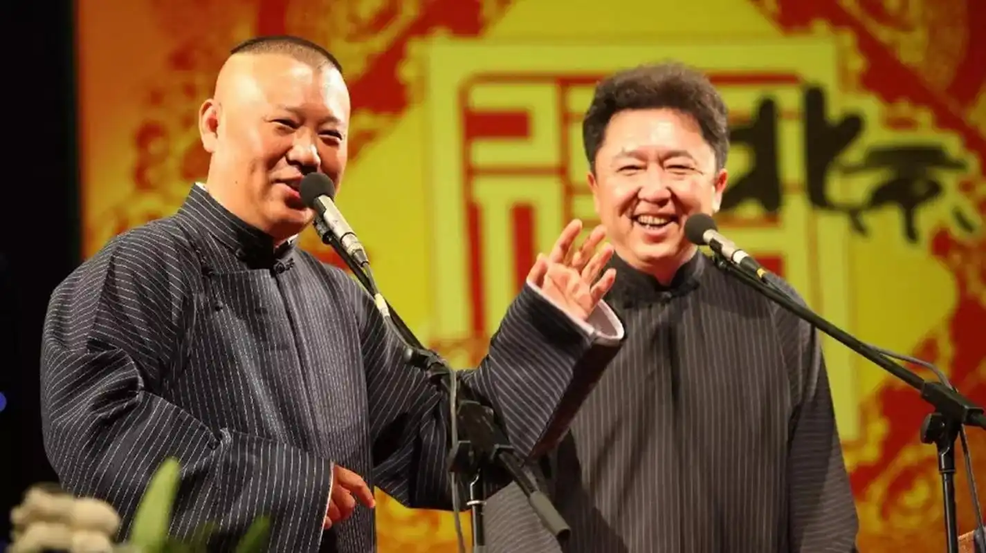 一次郭德纲和于谦在台上演出,一个女观众跑上舞台,朝着于谦奔过去