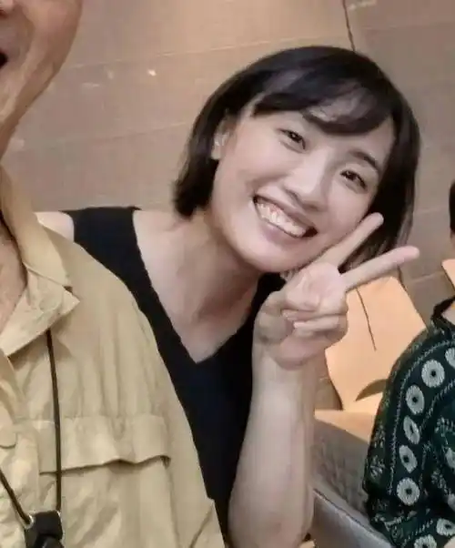 胡歌老婆黄曦宁首次公开露面,与丈夫甜蜜合影引关注