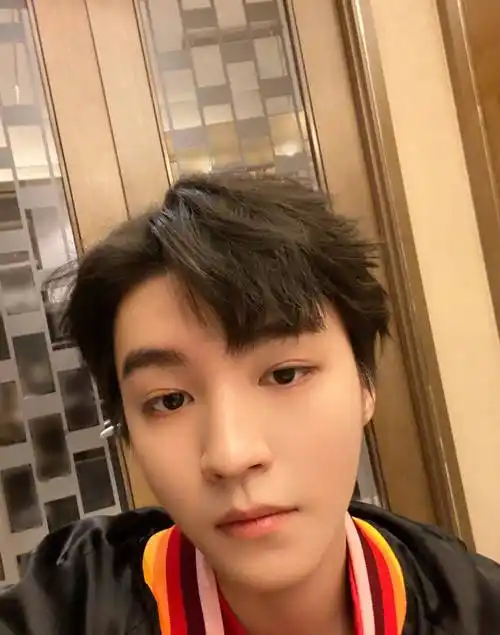 " 照片中,王俊凯拍摄角度清奇,发型帅气,五官精致.