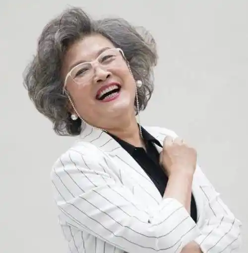 地方著名演员宋春丽,一生无子,却在61岁奶奶般的年纪当了妈妈_女儿