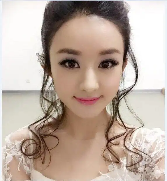 2006年5月,赵丽颖参加雅虎搜星比赛,并凭借个人表现以及投票网友的