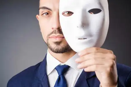 虚伪概念中的面具的男人照片