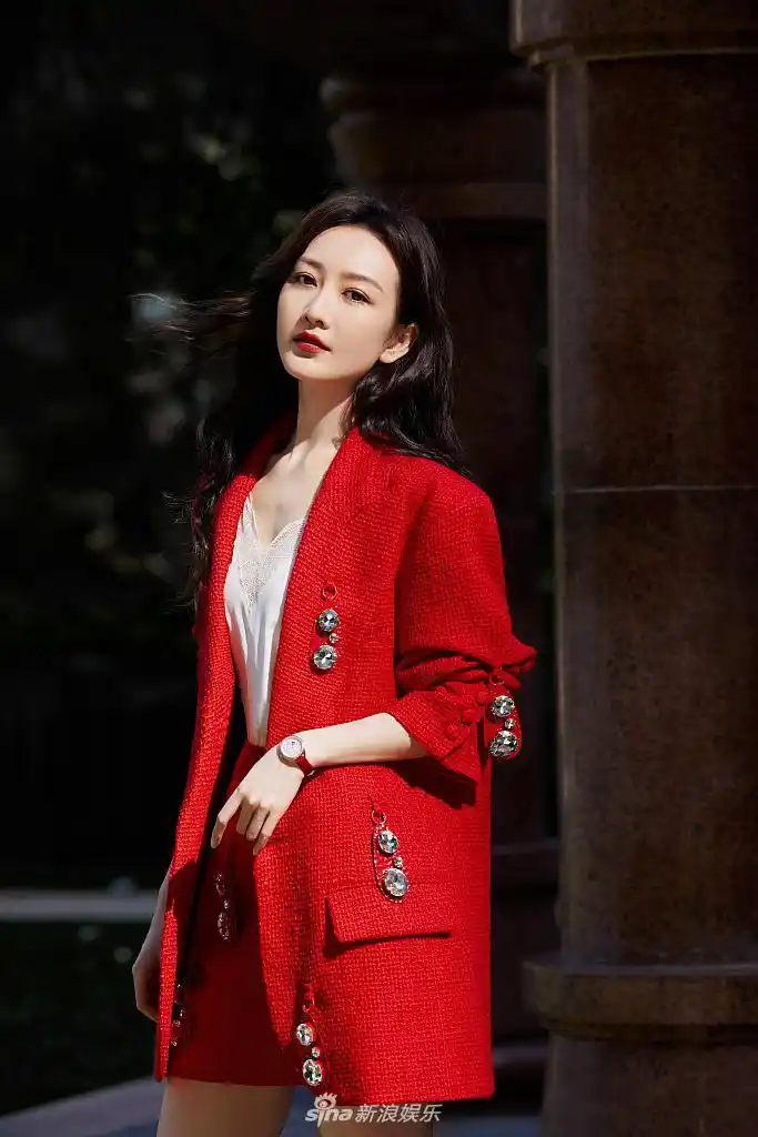 王鸥身着红色西服套装 展现优雅气质!
