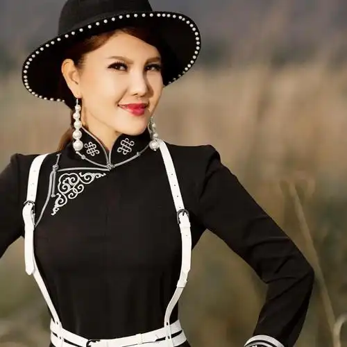 套马杆站在草原望北京演唱者乌兰图雅跨界主演民族电影我的母亲湖