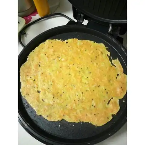 麦兜猪西西做的电饼铛胡萝卜丝葱花鸡蛋饼