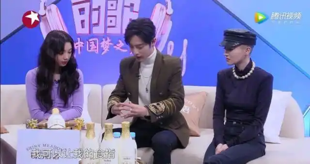 《我们的歌》李紫婷唱歌,肖战握拳应援表情也用力,学长很义气哦