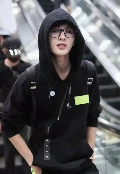 朱正廷之前就有一个的称号就是"人间仙子朱正廷",看到他的素颜照,这个