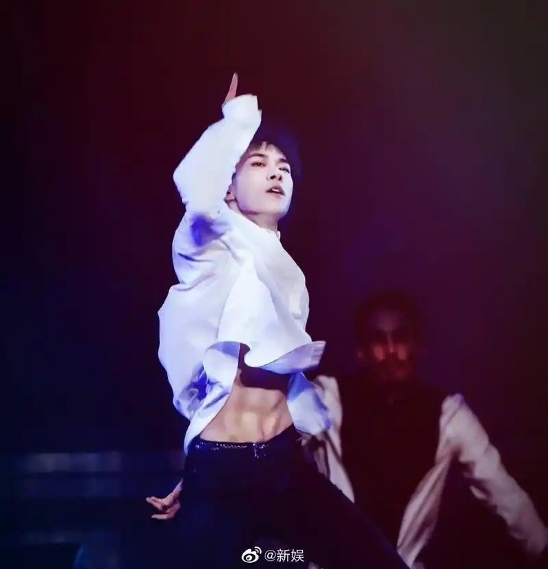 【今夜互动】 极品腹肌look~李现,蔡徐坤,张艺兴,陈伟霆,鹿晗,易烊