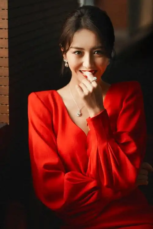 佟丽娅穿红裙气质温柔低头浅笑令人心动