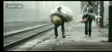 《鸡毛飞上天》中张译背着重物一瘸一拐的画面,被做成表情包,让人乐此