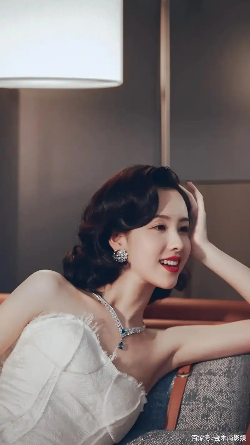 陈都灵的港风造型真的又清纯又端庄又风情!